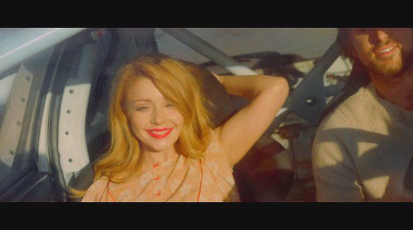 Тіна Кароль представила теплий романтичний кліп на пісню «Все в мені». У новому кліпі Тіна їздить колами по пустелі, на гоночній машині з красивим чоловіком. Може це і є обранець Кароль, якого вона так довго приховує?