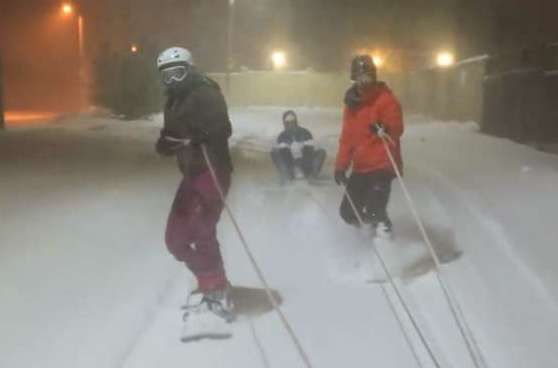 Екстремали влаштували швидкісні катання на сноубордах вулицями Одеси. З першим днем весни!