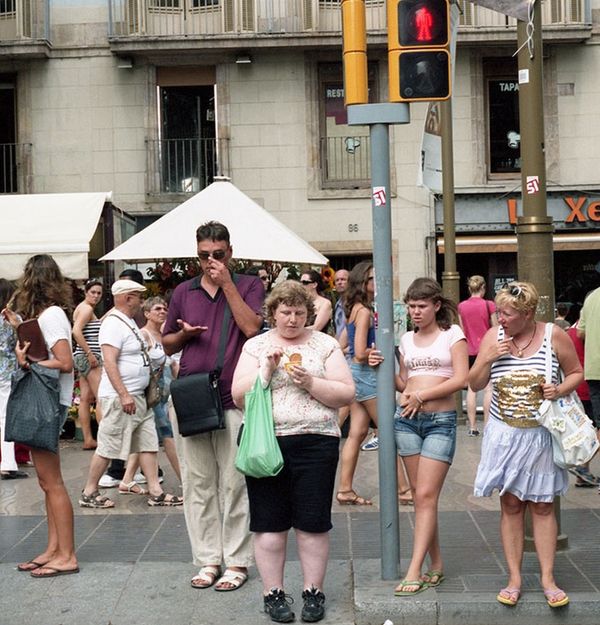 Жінка фотографувала незнайомців, щоб показати, як люди реагують на зайву вагу. Вагоспостерігачі.