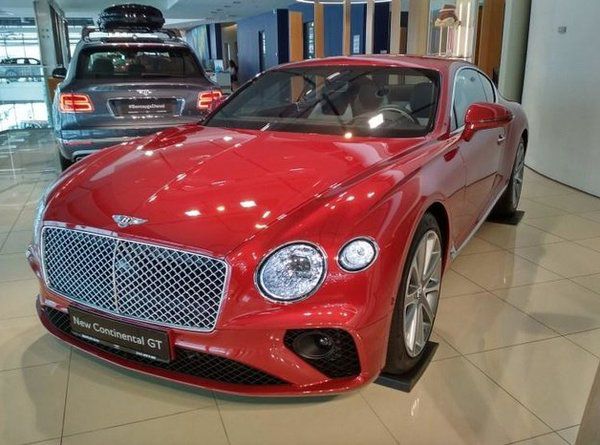 В Києві засвітилася новітня модель Bentley за 390 тисяч доларів. В салоні машини - шкіра, дерево, алюміній, віртуальна приборка і великий екран мультимедіа.