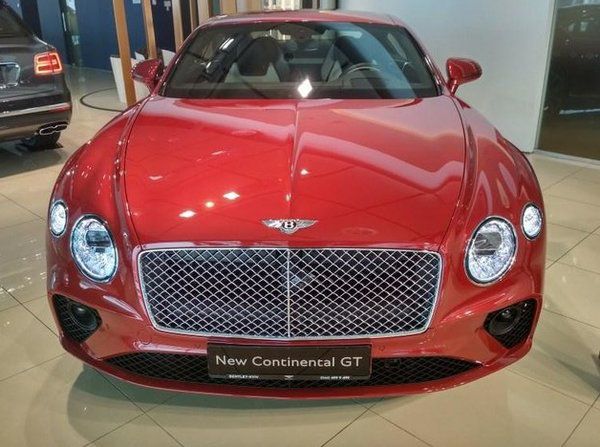 В Києві засвітилася новітня модель Bentley за 390 тисяч доларів. В салоні машини - шкіра, дерево, алюміній, віртуальна приборка і великий екран мультимедіа.