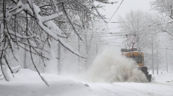 В суботу знову сніжитиме: оголошено нове штормове попередження на 3 березня. У суботу в Україну прийде циклон, який принесе з собою сильний сніг, хуртовини та різкі пориви вітру. Негода не зачепить тільки Захід країни.