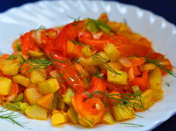 швидко та смачно: рагу з картоплею цибулею та морквою. пістна страва