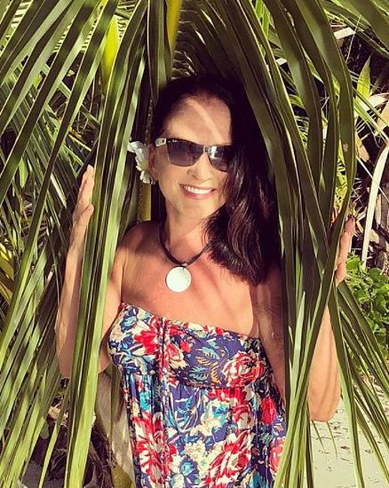 70-річна Ротару зустріла весну під пальмами. Фото щасливої себе під пальмою Софія Михайлівна запостила в Instagram
