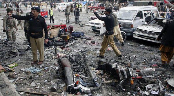 У Кабулі смертник підірвав авто, поранено щонайменше 4 людей. У столиці Афганістану Кабулі смертник підірвав автівку, поранено щонайменше 4 людей.