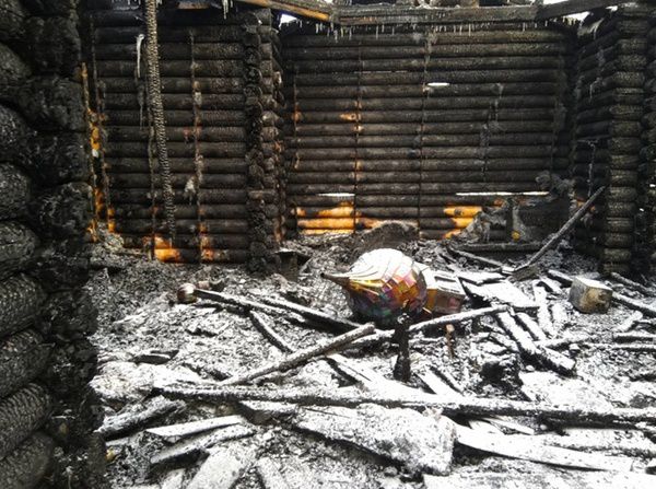У Києві згоріла церква УПЦ КП. Після пожежі від храму залишилися одні стіни.