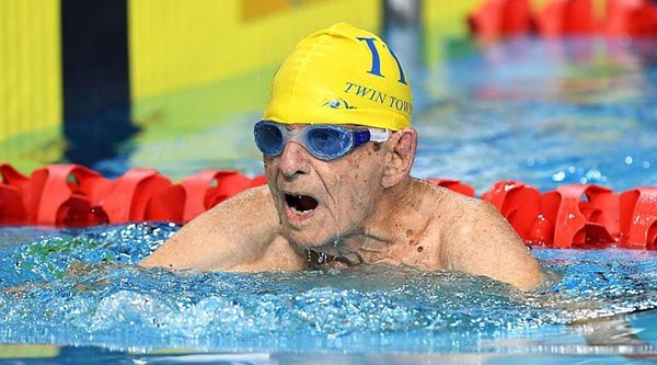99-річний атлет поставив рекорд в плаванні. Реклама фітнесу часто говорить нам: «Починати ніколи не пізно!» От і правильно, полеж, пізніше все ще буде не пізно. Можна і в 99 років почати ставити рекорди.