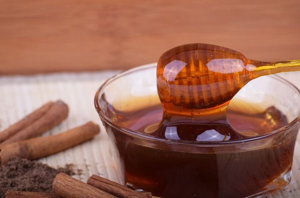 "Бджолине золото": цілющі властивості меду. Бджолиний мед - один з найбільш корисних продуктів на наших столах. А який сорт вважається найбільш цілющим? Вибираємо справжній. 