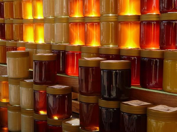 "Бджолине золото": цілющі властивості меду. Бджолиний мед - один з найбільш корисних продуктів на наших столах. А який сорт вважається найбільш цілющим? Вибираємо справжній. 