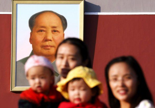 Влада Китаю роздумують про дозвіл сім'ям мати трьох дітей. Сімейні пари в Китаї незабаром зможуть завести до трьох дітей. 