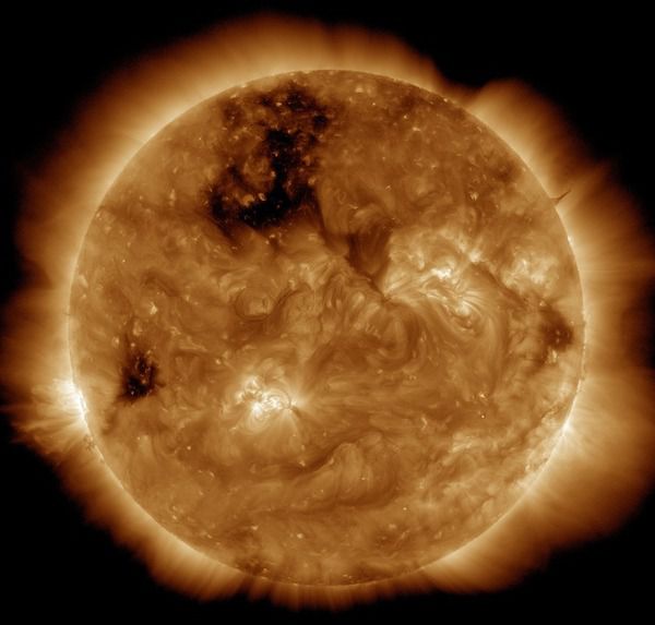 Вчені розповіли, скільки магнітних бур можуть накрити Землю в 2018 році. Магнітні бурі на Землі починаються, коли в магнітосферу планети "вдаряють" викинуті Сонцем згустки плазми.