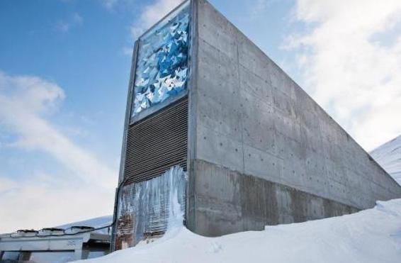 Норвегія змінює "сховище судного дня" через потепління в Арктиці. Вічна мерзлота, яка повинна була допомогти зберегти температуру всередині сховища на постійному рівні в -18 градусів за Цельсієм, розтанула в 2016 році.