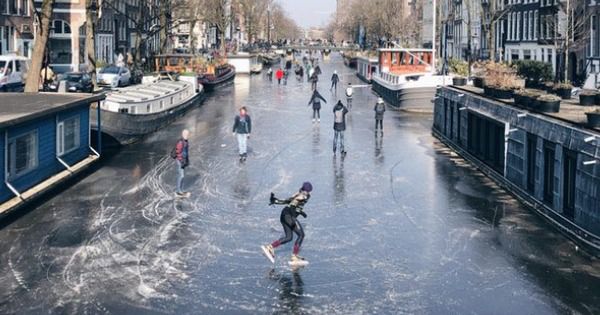 Жителі Амстердама взули ковзани, щоб покататися каналами. У містах Нідерландів настільки похолодало, що деякі канали замерзли і перетворились на зимові катки для фігуристів