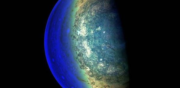 Зонд "Юнона" передав на Землю новий знімок "сутінкової зони" Юпітера. Космічна станція "Юнона" передала на Землю новий знімок південного полюса Юпітера.