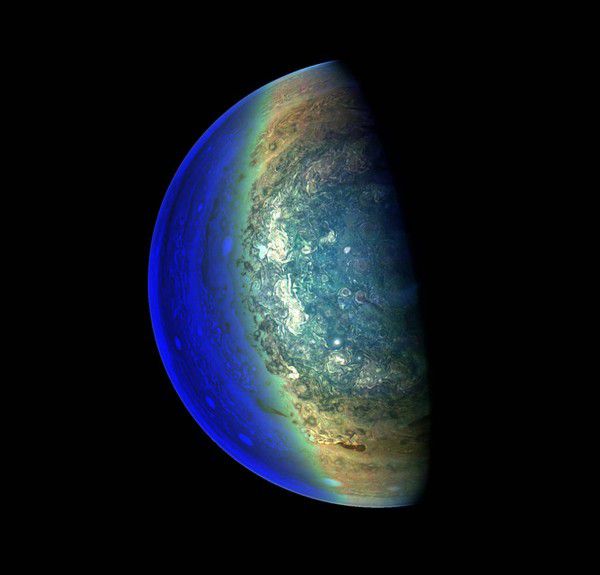 Зонд "Юнона" передав на Землю новий знімок "сутінкової зони" Юпітера. Космічна станція "Юнона" передала на Землю новий знімок південного полюса Юпітера.