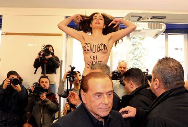 Вибори в Італії: Femen роздяглася перед Сільвіо Берлусконі. Дівчина закликала екс-прем'єра покинути політику.