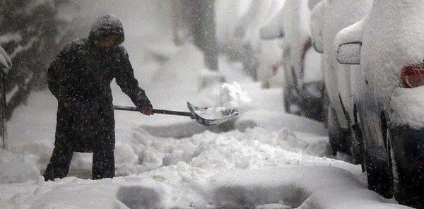 У США лютує снігова буря. Найбільше постраждали штати Массачусетс і Нью-Йорк, у багатьох районах повалені дерева, обірвані лінії електропередач.