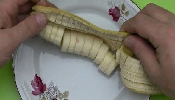 Він засунув трубочку в банан, коли я дізналася для чого, то була здивована. Банани - це суперкорисні і смачні плоди. Але зараз мова йде не тільки про їх вплив на організм. Виявилося, що банани можна успішно застосовувати в побуті.