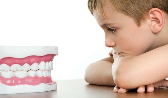Скрегіт зубами у дітей - причина і наслідок!. В процесі прорізування корінних зубів і навіть після їх повного появи у багатьох дітей спостерігається скрип зубами, найчастіше виявляється у сні. 