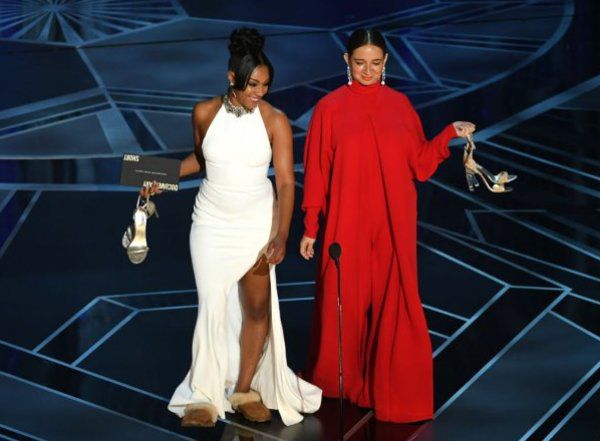 Американська актриса вийшла на сцену "Оскара" в тапочках і вечірній сукні. Тіффані Хаддиш вийшла на сцену оголосити номинатнов.