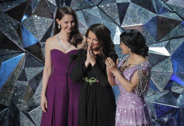 51-річна Сальма Хайєк прийшла на "Оскар" у діамантах вартістю у $4 млн. У Лос-Анджелесі відбулось вручення премії "Оскар"