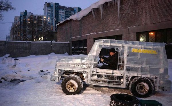 Автолюбитель побудував позашляховик з льоду! І він їздить!. На будівництво крижаного Гелендваген пішло 5 тонн льоду, а відео про його створення подивилися більше мільйона людей!