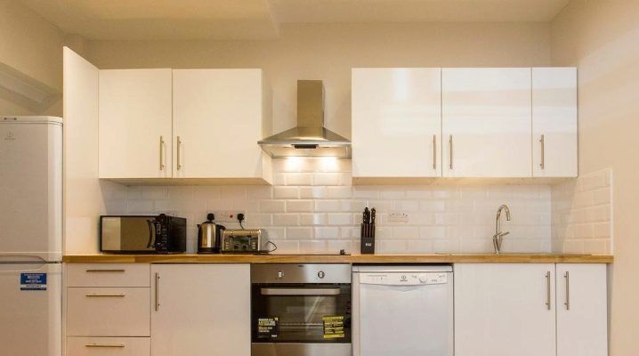 Як помити швидко решітку витяжки?. В ідеалі решітку слід мити кожні два тижні, якщо користуєтеся витяжкою регулярно. 