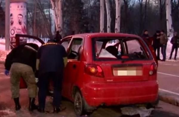 У Донецьку на вулиці підірвали автомобіль - є загиблий і поранені. У підірваній автівці загинув водій.