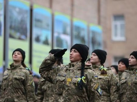 В зоні АТО служать 2 тис. жінок – Міноборони України. Більше 3 тис. жінок є офіцерами Збройних сил України, зазначили в Міністерстві оборони.