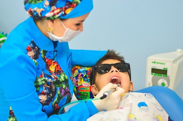 6 березня - Міжнародний день зубного лікря. Основна частина населення Землі хоча б один раз у житті спіткала доля посидіти в кріслі зубного лікаря.