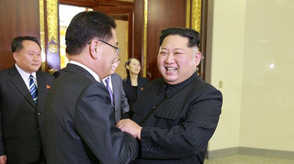 Глава КНДР на зустрічі з представниками Південної Кореї виявив бажання поліпшити відносини країн. Делегація передала Кім Чен Ину лист від президента Південної Кореї Мун Чже Іна.