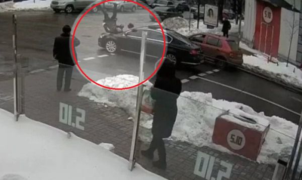 Опубліковано відео, як кортеж Порошенка збив пенсіонера в центрі Києва. Стало відомо, як саме сталося зіткнення.