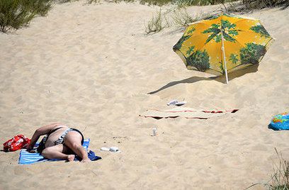  Парасолька пронизала відпочивающую по пляжу жінку. Відпочивающая на  пляжі жінка померла після удару парасольки.