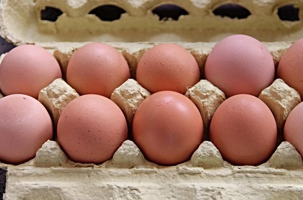 Що станеться з вашим тілом, якщо щодня їсти 3 яйця?. Дієтологи якийсь час не надто довіряли яйцям: підвищений холестерин звалювали саме на цей продукт. Однак останні дослідження говорять зворотне