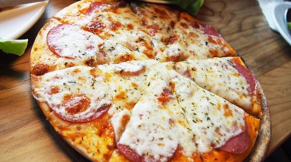 Швидко та смачно: піца на сковорідці. Достатньо всього 10-15 хвилин і смачне і апетитне блюдо буде готово