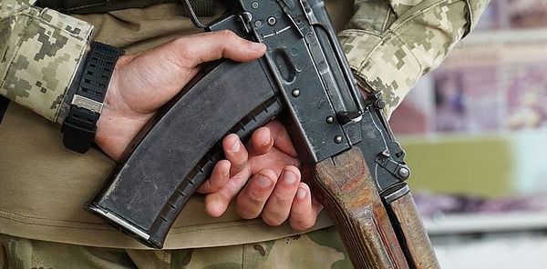 У Слов'янську бійці ЗСУ влаштували перестрілку. Хуліганські дії двох військовослужбовців Збройних сил України призвели до застосування ними вогнепальної зброї.