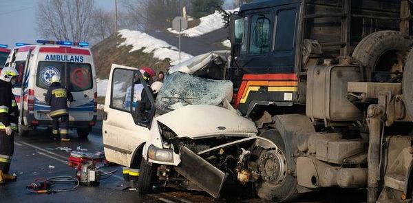У Польщі автобус з українцями потрапив в аварію: є загиблі. Водій мікроавтобуса та пасажир загинули на місці при зіткненні з вантажівкою, ще чотири людини з різними травмами були госпіталізовані.