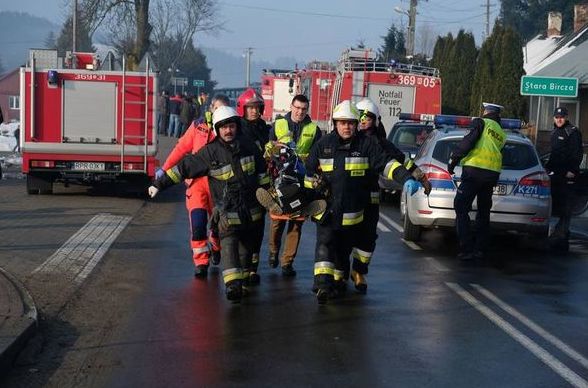 У Польщі автобус з українцями потрапив в аварію: є загиблі. Водій мікроавтобуса та пасажир загинули на місці при зіткненні з вантажівкою, ще чотири людини з різними травмами були госпіталізовані.