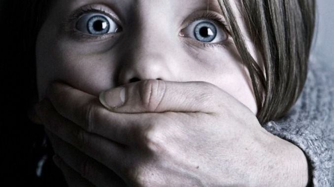У Запорізькій області батько ґвалтував свою дочку, а мати - мовчала. Постраждала - 7-річна дівчинка.