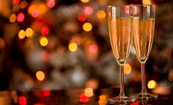 Фахівці розповіли, чим небезпечні бульбашки шампанського. Цей шипучий і смачний алкогольний напій супроводжує всі свята - від Днів народження до Нового року.