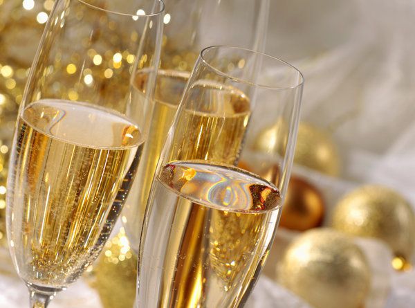 Фахівці розповіли, чим небезпечні бульбашки шампанського. Цей шипучий і смачний алкогольний напій супроводжує всі свята - від Днів народження до Нового року.