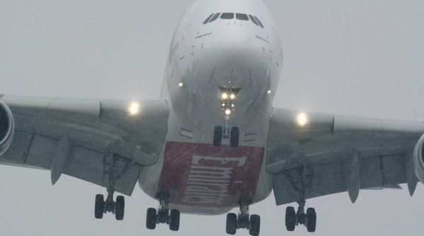Посадка найбільшого лайнера Airbus А380-800 у шторм. В аеропорту Бірмінгема найбільшому авіалайнеру Airbus А380-800 компанії Emirates вдалося приземлитися під час сильного вітру і рясного снігопаду.