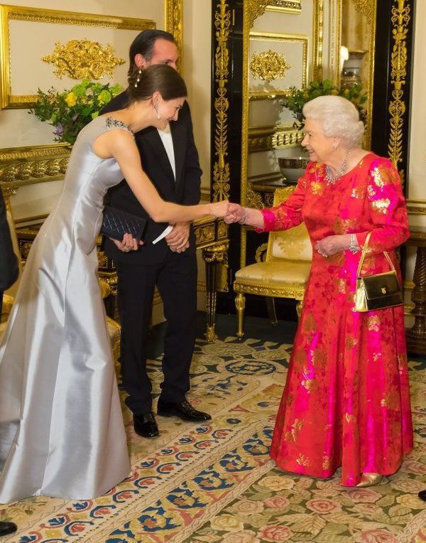 Королева Єлизавета II вийшла у світло в яскравому рожевому платті. Британська королева здивувала яскравим вбранням.