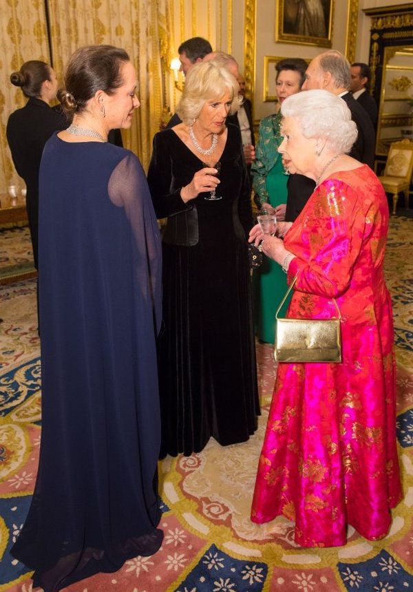 Королева Єлизавета II вийшла у світло в яскравому рожевому платті. Британська королева здивувала яскравим вбранням.