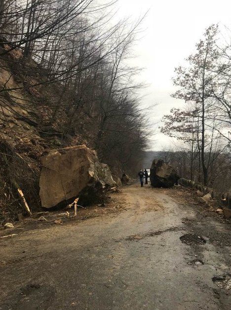 На трасу в Закарпатті з гір обвалився селевий потік і брили каміння. Дорога заблокована приблизно на 10 метрів.