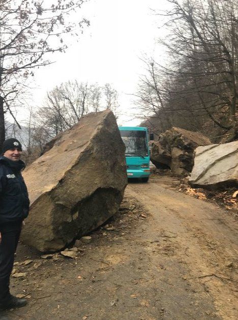 На трасу в Закарпатті з гір обвалився селевий потік і брили каміння. Дорога заблокована приблизно на 10 метрів.