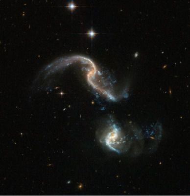 Телескоп «Хаббл» зняв злиття двох галактик. Цікаве фото опублікувало в Twitter Європейського космічного агентства.