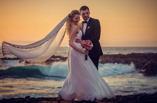 Анастасія Іванова вийшла заміж на Канарських островах. Свою весільну сукню дизайнер, яка завжди носить тільки вбрання з власних колекцій, створювала сама.