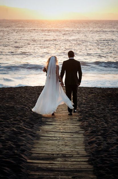 Анастасія Іванова вийшла заміж на Канарських островах. Свою весільну сукню дизайнер, яка завжди носить тільки вбрання з власних колекцій, створювала сама.