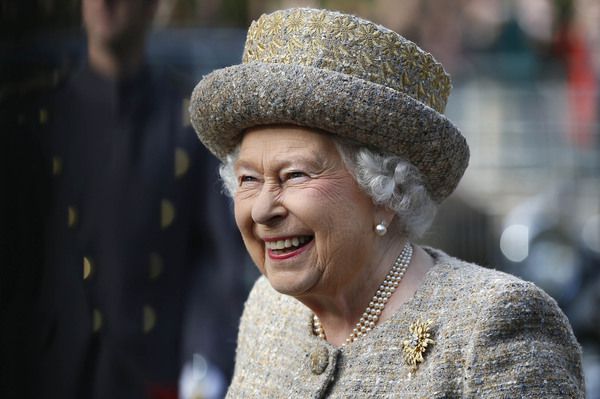 Королівська дієта Єлизавети II. У свої 91 вона має бездоганний вигляд, веде активний спосіб життя і навіть їздить верхи на коні. Королева Великобританії може дозволити собі будь-яку їжу, але що ж допомагає їй бути бадьорою і активною?